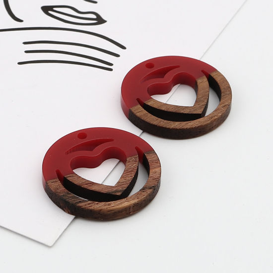 Image de Breloques en Résine Résine à Effet de Bois Naturel Rond Rouge Cœur 25mm Dia, 5 Pcs
