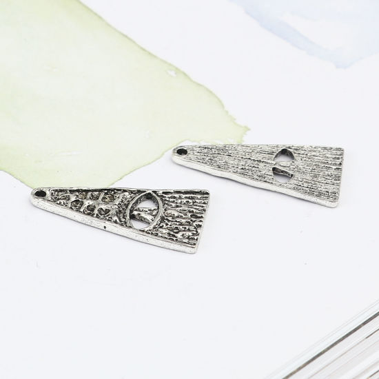 Bild von Zinklegierung Anhänger Dreieck Antiksilber 30mm x 16mm, 20 Stück