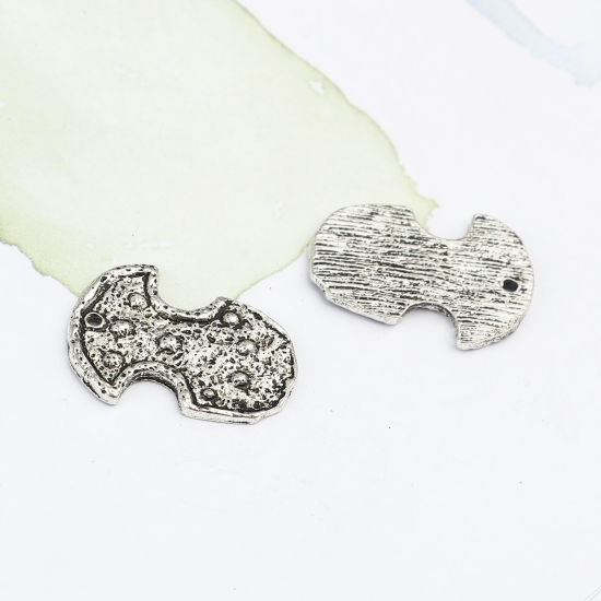 Bild von Zinklegierung Charms Unregelmäßig Antiksilber 26mm x 19mm, 10 Stück