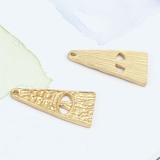 Bild von Zinklegierung Anhänger Dreieck Matt Gold 30mm x 16mm, 5 Stück