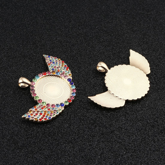 亜鉛合金 台座付 ペンダント 円形 KC金メッキ 翼彫刻 ( 25mmに合う) 多色ラインストーン 60mm x 40mm、 2 個 の画像