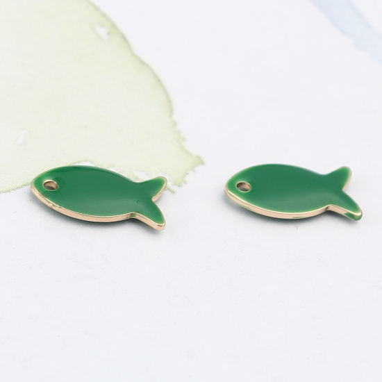 Image de Breloques Sequins Emaillés Double Face en Laiton Poisson Doré Vert Foncé 14mm x 8mm, 10 Pcs