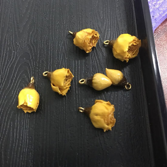 亜鉛合金 レジンクラフト ドライフラワー 押し花 ペンダント シルバートーン 黄色 3cm - 0.8cm、 2 個 の画像