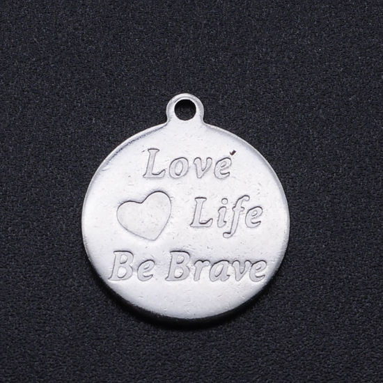ステンレス鋼 チャーム 円形 シルバートーン ハート 文字" Love Life Be Brave " 18mm x 16mm、 5 個 の画像