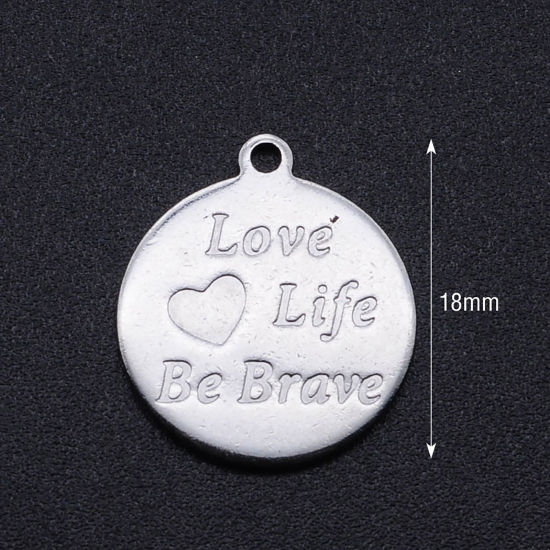 ステンレス鋼 チャーム 円形 シルバートーン ハート 文字" Love Life Be Brave " 18mm x 16mm、 5 個 の画像
