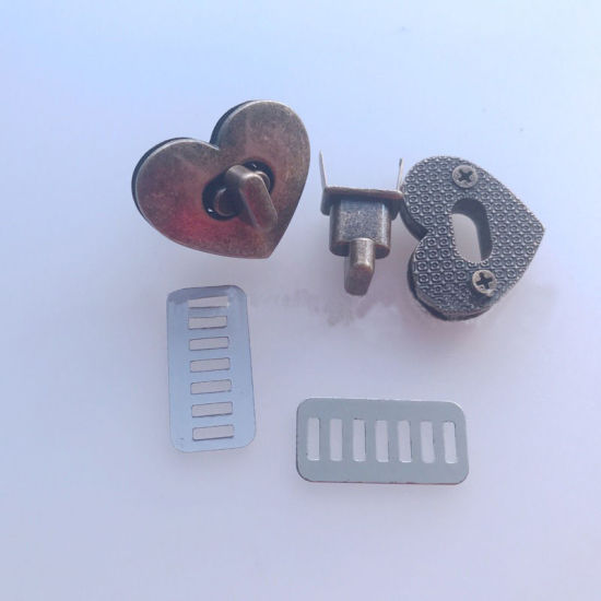 アンティークブロンズ-亜鉛合金財布ツイストターンロックハートDIYバッグアクセサリー25x32mm、1個 の画像