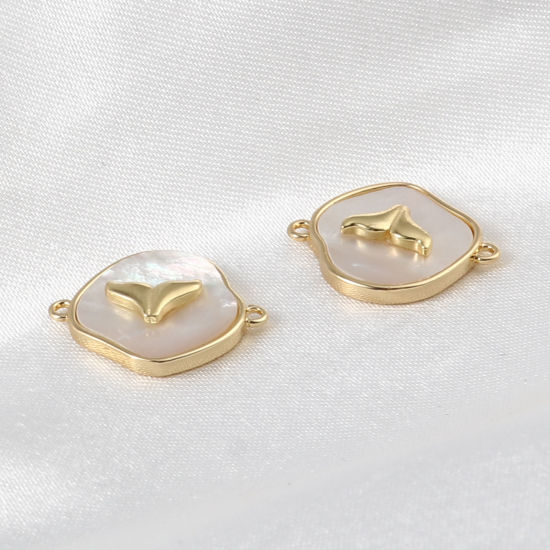 シェル+真鍮 コネクター 18K リアルゴールドメッキ 不規則 白 18mmx 15mm、 1 個 の画像