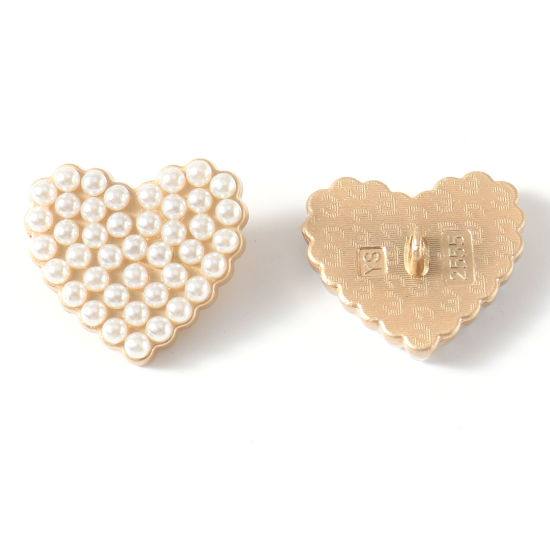 亜鉛合金+アクリル メタル 金属製 裏穴ボタン ハート マットゴールド 白 パール模造 25mm x 23mm、 5 個 の画像