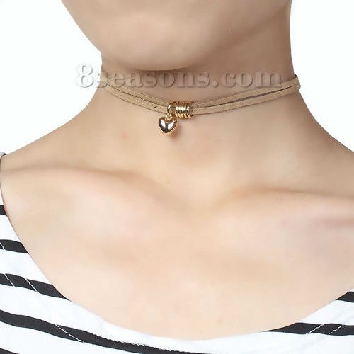 Image de Collier Tour de Cou en Velvet Suédine Kaki Cœur Doré 34cm long, 1 Pièce