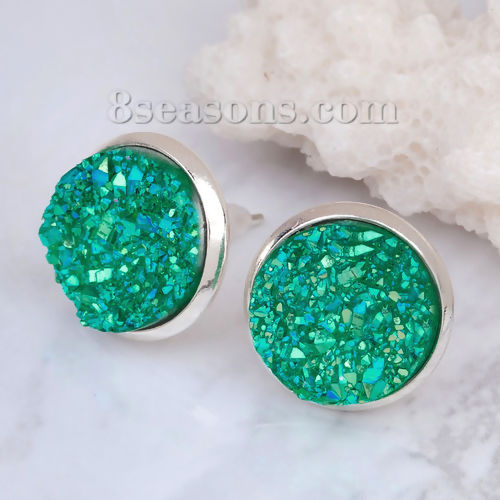 真鍮 ファション ドゥルージー イヤリング 円形 銀メッキ 緑 ABカラー イヤリング用カバー付き 16mm x 14mm、 1 ペア の画像