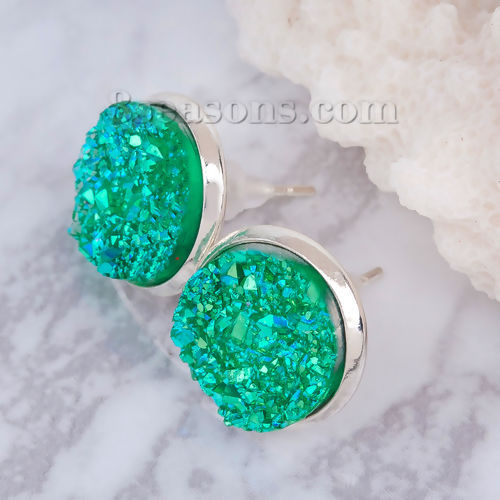 真鍮 ファション ドゥルージー イヤリング 円形 銀メッキ 緑 ABカラー イヤリング用カバー付き 16mm x 14mm、 1 ペア の画像