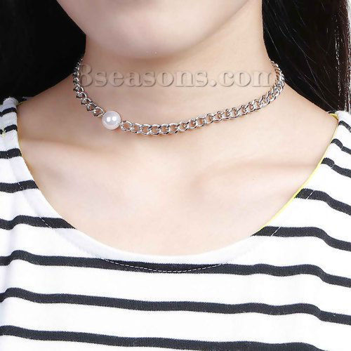 ファション アクリル チョーカーネックレス シルバートーン 白 パール模造 アクリルビーズ 32cm長さ、 1 本 の画像