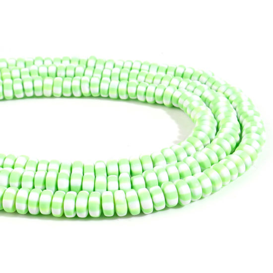 Image de Perles en Pâte Polymère Plat-Rond Vert Clair Rayées 7mm-8mm Dia, Taille de Trou: 1.5mm, 39.5cm long, 2 Enfilades (Env. 110 PCs/Enfilade)