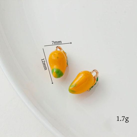 2 個 真鍮 チャーム 18Kゴールドメッキ 緑+黄 マンゴーフルーツ エナメル 12mm x 7mm、 の画像