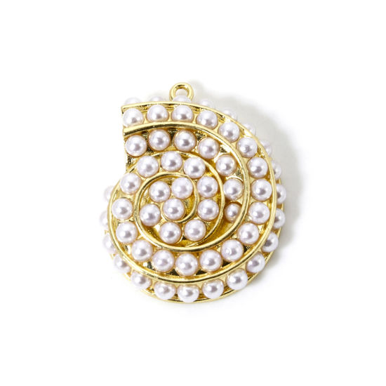 Image de 1 Pièce Breloques Bijoux d'Océan en Laiton Plaqué Or 18K Escargot de Mer Perle Imitation Acrylique 3cm x 2.4cm