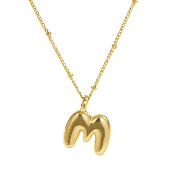 Image de Collier à Breloques Alphabet Majuscule Lettre Initiale Plaqué Or Véritable 18K en Laiton Pour Femmes, Chaîne Maille Cheval 45cm + 5cm, Message " M " Exquis Cadeau, Respectueux de la Nature, 1 Pièce