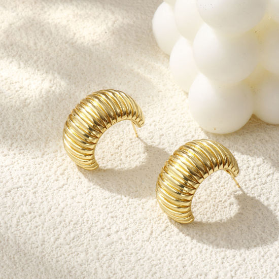 1 ペア エコフレンドリー ミニマリスト 素敵 18Kリアルゴールドメッキ 真鍮 C字型 縞模様 フープピアス 女性のため プレゼント 28mm x 28mm、 ポスト/ワイヤサイズ： 0.7mm（21号）、 の画像
