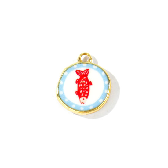 Image de 2 Pcs Breloques En Gros Bijoux d'Océan Respectueux de la Nature en Laiton Plaqué Or Véritable 18K Rouge & Bleu Rond Poisson Imprimé 16mm x 14mm