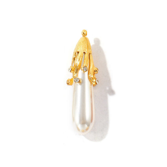 Picture of 1 Piece Eco-friendly PVD Waterproof Anti-Tarnish Hypoallergenic 304 Stainless Steel & Acrylic Style Of Royal Court Character Pendants Wholesale 18K Real Gold Plated White Drop Imitation Pearl Clear Rhinestone 3.4cm x 1cm