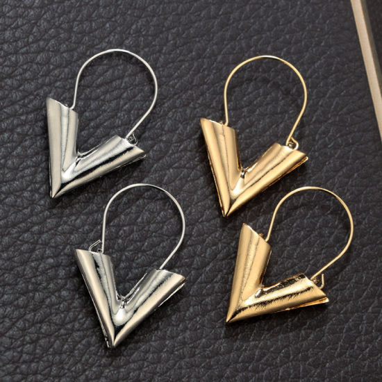 シンプルなメタル ピアス シルバー トーン V シェイプ 3.7 cm、1 ペア の画像