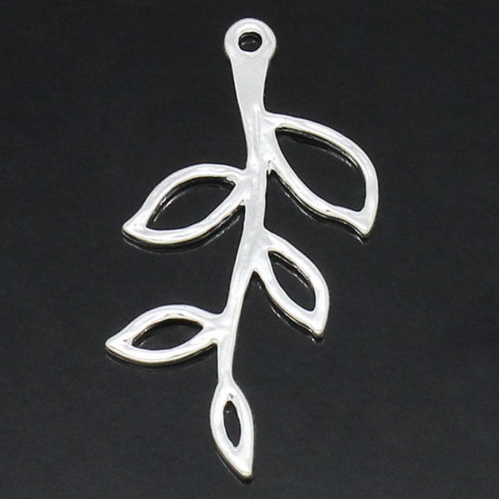 真鍮 チャームペンダント 葉 銀メッキ 22mm-23mm x 11mm-13mm、 10 PCs の画像