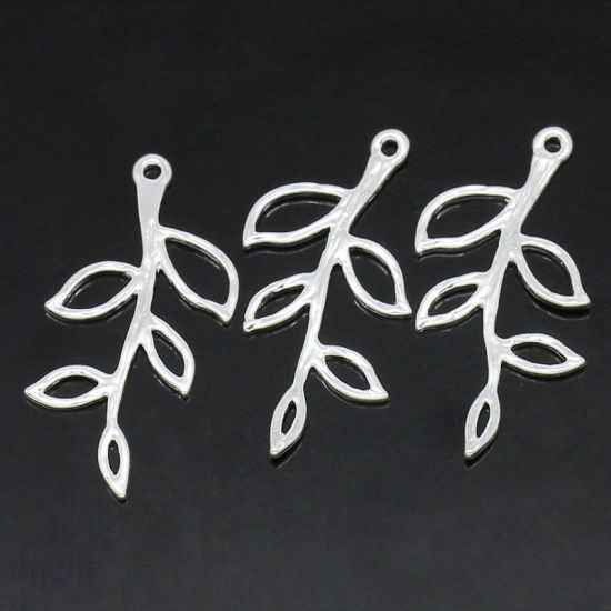 真鍮 チャームペンダント 葉 銀メッキ 22mm-23mm x 11mm-13mm、 10 PCs の画像