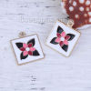 Bild von Charms aus zinkbasierter Legierung mit quadratischem Blumenemail-Stickereieffekt