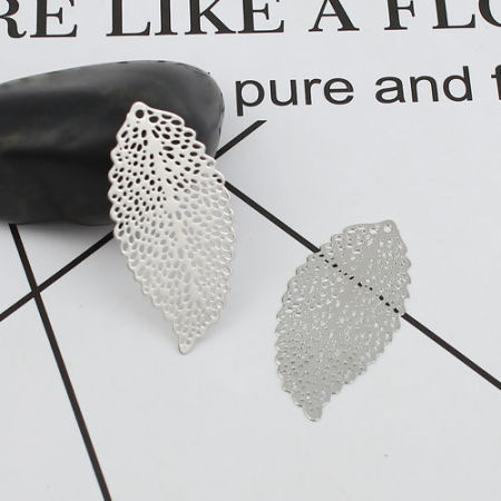 Anhänger aus Eisenlegierung Blatt Filigran Stempeln