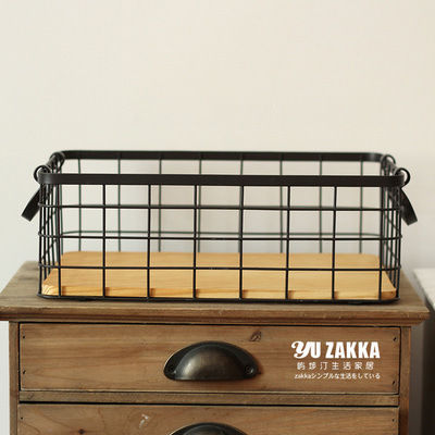 Image de Panier De Rangement En Grille En Fer Forgé Avec Planche De Bois