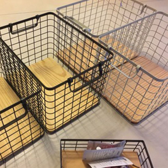 Image de Panier De Rangement En Grille En Fer Forgé Avec Planche De Bois