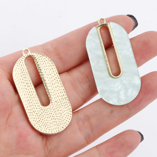 亜鉛合金+アクリル 酢酸シリーズ ペンダント 楕円形 丸い 金メッキ 多色 透かし 4.1cm x 2cm、 5 個 の画像