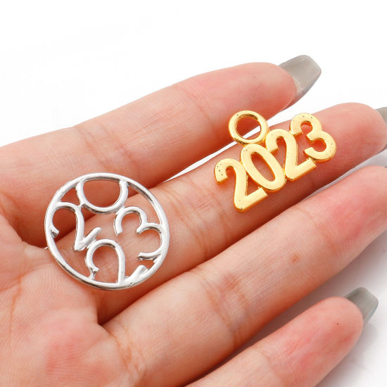 Imagen de Zamak Año Colgantes Charms Multicolor Mensaje " 2023 " 20 Unidades