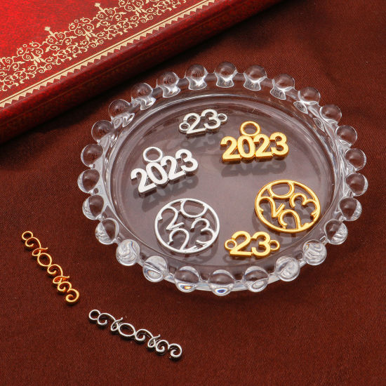 Imagen de Zamak Año Colgantes Charms Multicolor Mensaje " 2023 " 20 Unidades