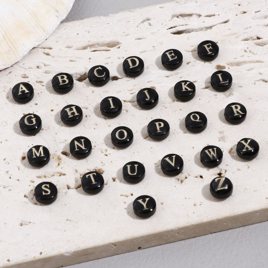 Image de Perles pour DIY Fabrication de Bijoux en Coquille Rond Noir Alphabet Initial/ Lettre Majuscule Mots" A-Z " Double Face 8mm Dia, Taille de Trou: 0.5mm, 5 Pcs