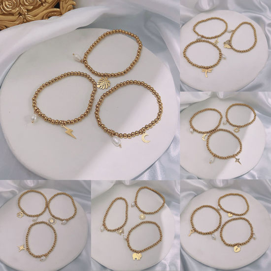 Image de Respectueux de la Nature Élégant Bracelets à Breloques Simple en 304 Acier Inoxydable & Perle Naturelle Plaqué Or 18K Demi Lune Papillons Elastique Pour Femmes Anniversaire 1 Pièce