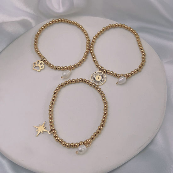 Image de Respectueux de la Nature Élégant Bracelets à Breloques Simple en 304 Acier Inoxydable & Perle Naturelle Plaqué Or 18K Demi Lune Papillons Elastique Pour Femmes Anniversaire 1 Pièce