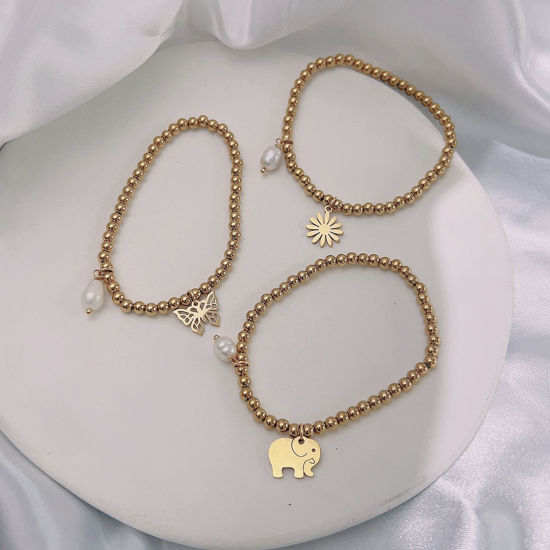 Image de Respectueux de la Nature Élégant Bracelets à Breloques Simple en 304 Acier Inoxydable & Perle Naturelle Plaqué Or 18K Demi Lune Papillons Elastique Pour Femmes Anniversaire 1 Pièce