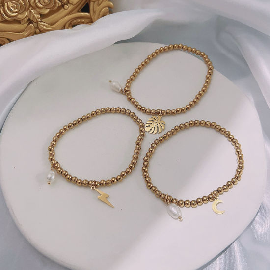 Image de Respectueux de la Nature Élégant Bracelets à Breloques Simple en 304 Acier Inoxydable & Perle Naturelle Plaqué Or 18K Demi Lune Papillons Elastique Pour Femmes Anniversaire 1 Pièce