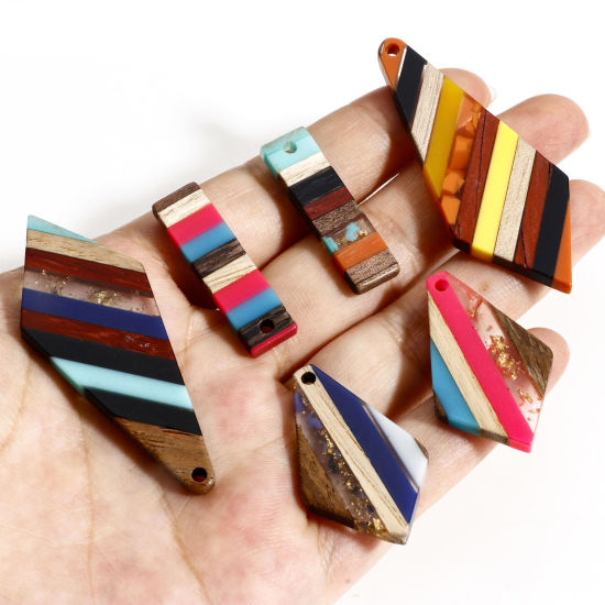 Image de 2 Pcs Breloques Résine à Effet de Bois Naturel Multicolore Géométrique Rayées