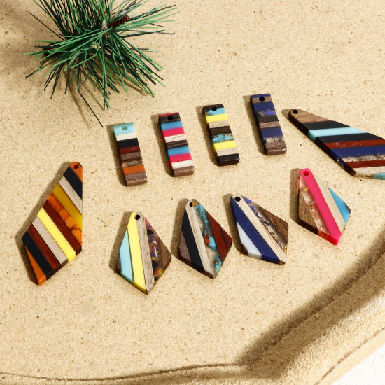 Image de 2 Pcs Breloques Résine à Effet de Bois Naturel Multicolore Géométrique Rayées