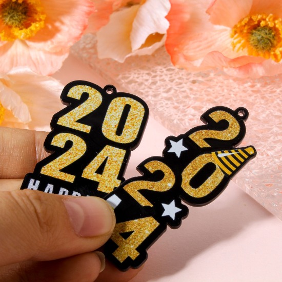 Image de 10 Pcs Pendentifs en Acrylique Année Noir Gravé Mots " 2024 "
