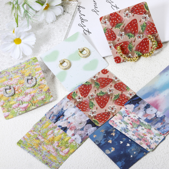 50 個 アートペーパー ジュエリーイヤリングディスプレイカード 正方形 多色 6cm x 6cm、 の画像