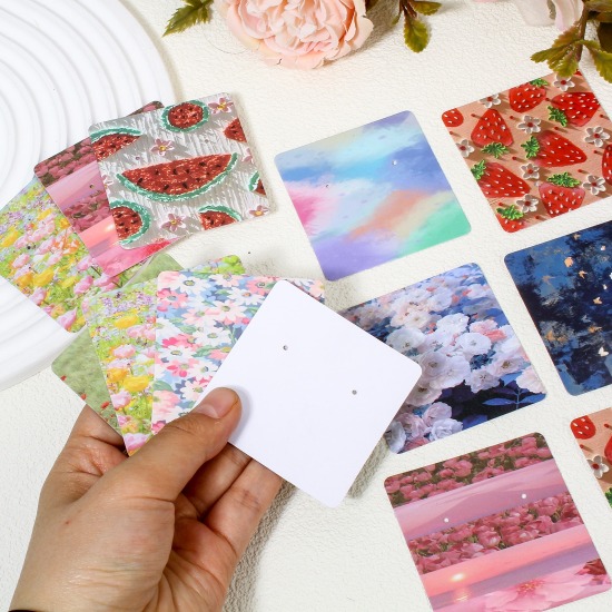 50 個 アートペーパー ジュエリーイヤリングディスプレイカード 正方形 多色 6cm x 6cm、 の画像