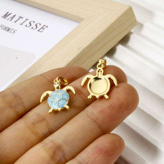 2 個 エコフレンドリー 真鍮 海ジュエリー チャーム ペンダント 18Kリアルゴールドメッキ 海亀 エナメル 22mm x 15mm、 の画像
