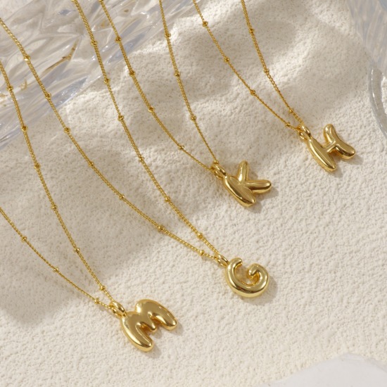 Image de Collier à Breloques Alphabet Majuscule Lettre Initiale Plaqué Or Véritable 18K en Laiton Pour Femmes, Chaîne Maille Cheval 45cm + 5cm, Message " A-Z " Exquis Cadeau, Respectueux de la Nature, 1 Pièce