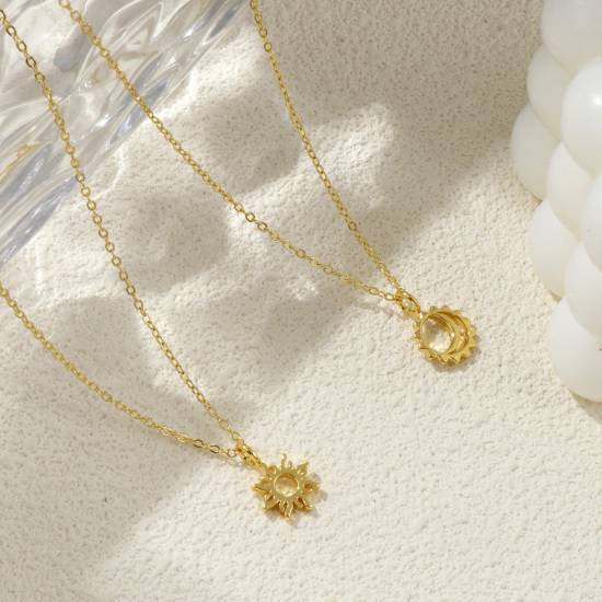 Image de Collier à Breloques Soleil & Lune Plaqué Or Véritable 18K en Laiton Pour Femmes, Chaîne Maille Forçat 46cm + 6cm, Galaxie Exquis Respectueux de la Nature, 1 Pièce