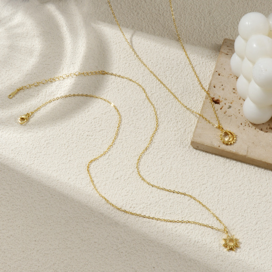Image de Collier à Breloques Soleil & Lune Plaqué Or Véritable 18K en Laiton Pour Femmes, Chaîne Maille Forçat 46cm + 6cm, Galaxie Exquis Respectueux de la Nature, 1 Pièce