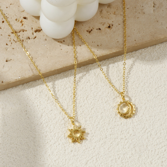 Image de Collier à Breloques Soleil & Lune Plaqué Or Véritable 18K en Laiton Pour Femmes, Chaîne Maille Forçat 46cm + 6cm, Galaxie Exquis Respectueux de la Nature, 1 Pièce