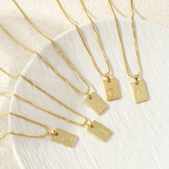 Image de Collier à Breloques Rectangle Plaqué Or Véritable 18K en Laiton Pour Femmes, Chaîne Maille Vénitienne 45cm + 5cm, Message " A-Z " Alphabet Majuscule Lettre Initiale Minimaliste Cadeau, Respectueux de la Nature, 1 Pièce