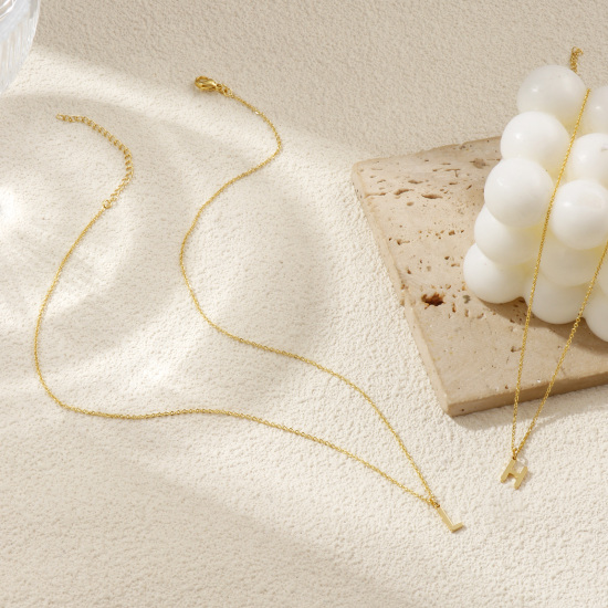 Image de Collier à Breloques Plaqué Or Véritable 18K en Laiton Pour Femmes, Chaîne Maille Forçat 45cm + 5cm, Message " A-Z " Alphabet Majuscule Lettre Initiale Minimaliste Cadeau, Respectueux de la Nature, 1 Pièce